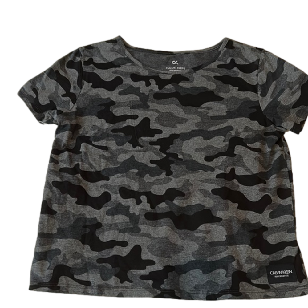 NWOT, Calvin Klein Performance, girls short sleeve camo tee in gray/black